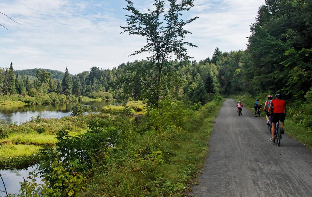 Cyclistes sur la piste Le P’tit Train du Nord